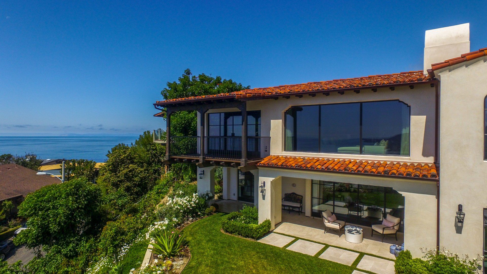 Exterior of Laguna Beach Hilltop Cottage designed by Oatman Architects