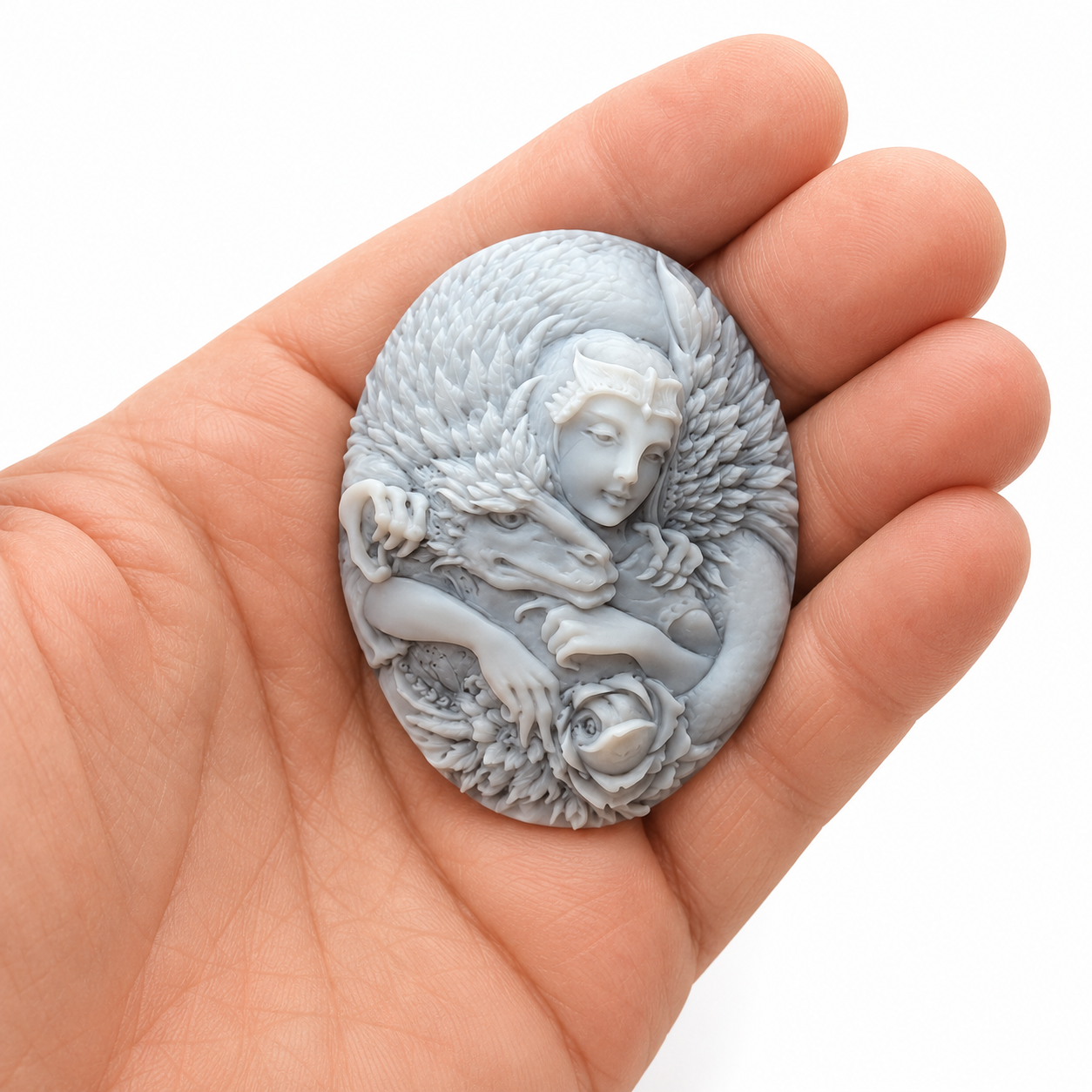 Cura e pulizia di un cameo inciso a mano in conchiglia
