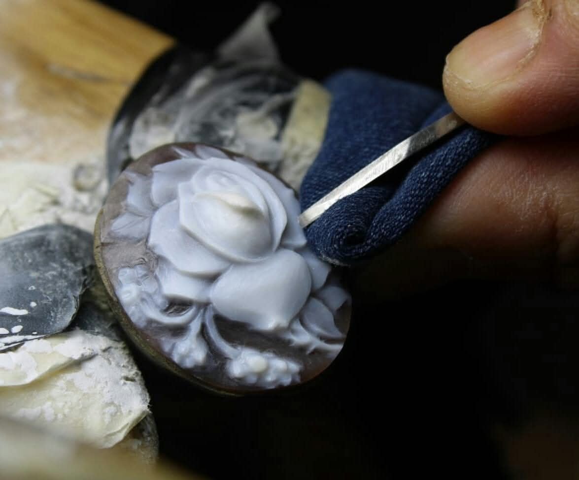 Gioiello con cameo inciso a mano secondo la tradizione di Torre del Greco