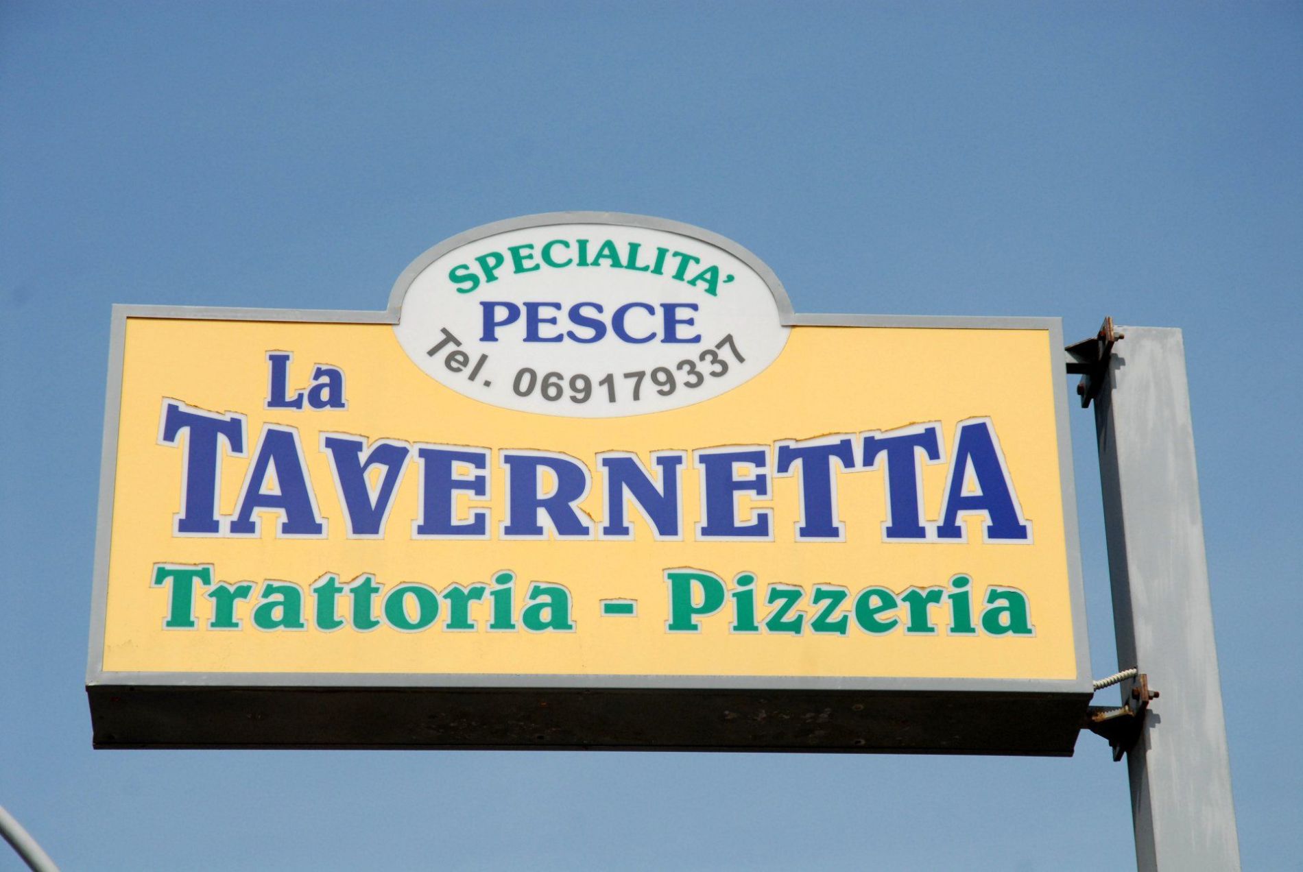 insegna del ristorante di pesce fresco