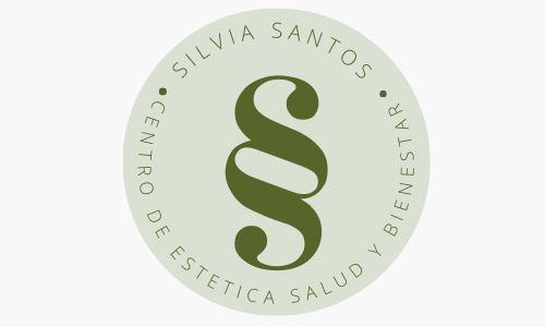 Logotipo de Silvia Santos, centro de salud, belleza y bienestar. Presenta texto en un círculo con un símbolo de párrafo en verde.