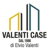 Logo “Valenti Case” in giallo, nero e verde acqua, con la scritta “Dal 1986 di Elvio Valenti”