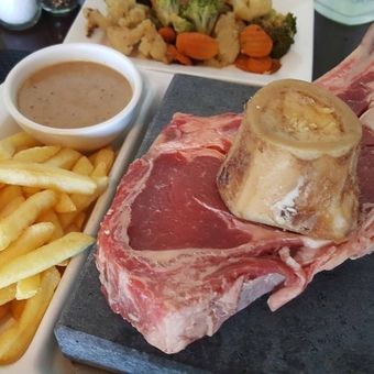 Un gros morceau de viande avec un os dessus