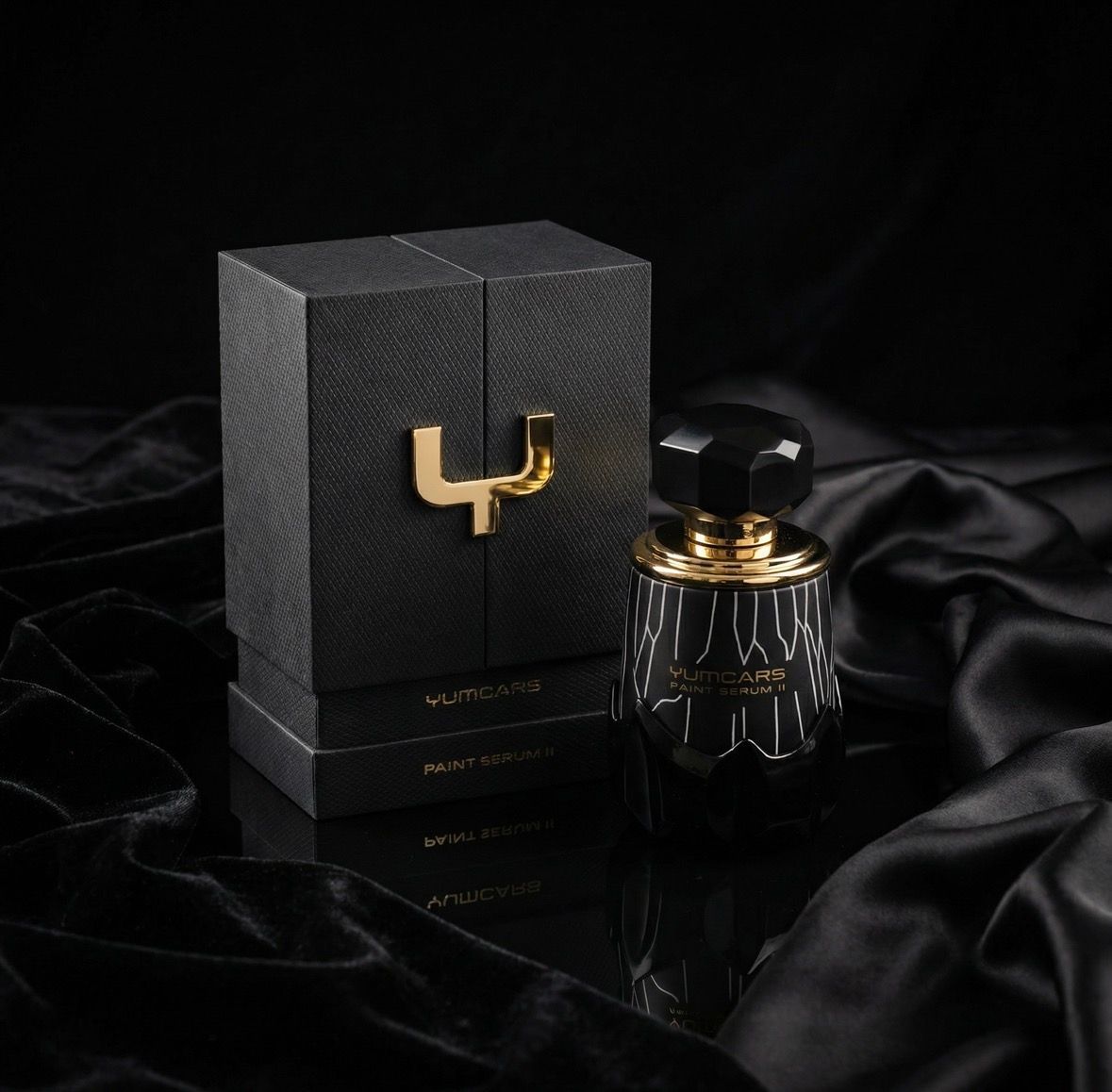 Zwarte doos met gouden logo en productnaam