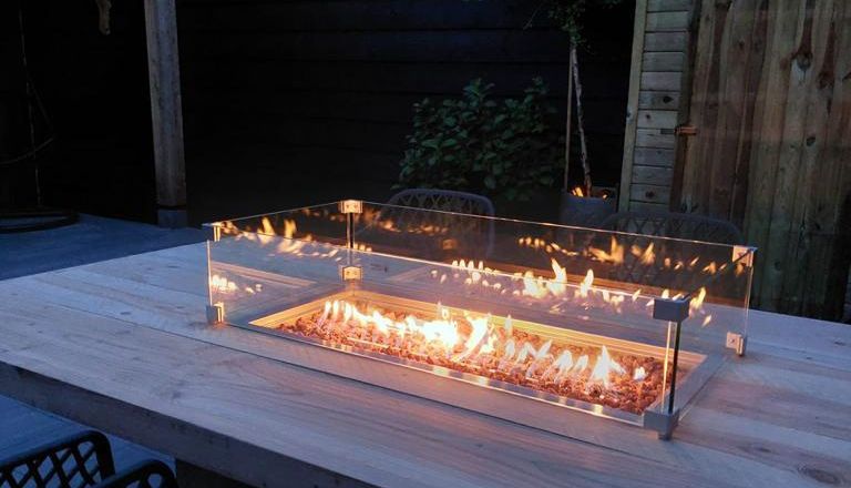 Gezellige vuurtafel zorgt voor warmte en sfeer in de tuin