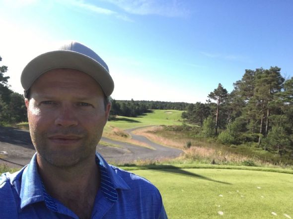 Tom Allan Carlsen foran en hvit varebil