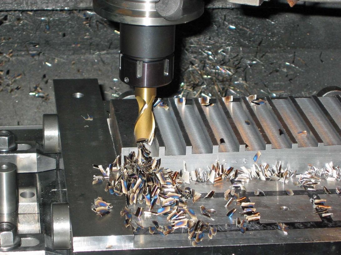 Officina metalmeccanica con macchinari all'avanguardia