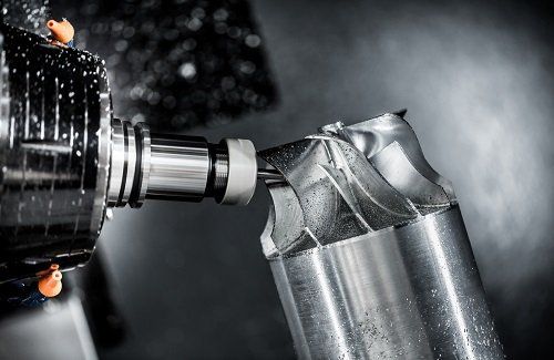Macchinario moderno per la lavorazione di particolari meccanici