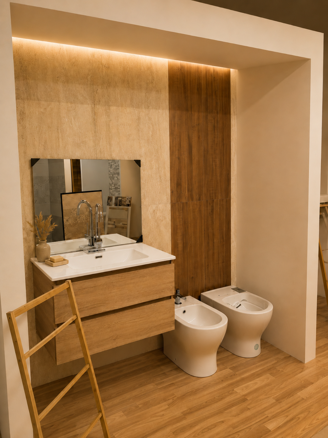 Bagno moderno con mobiletto in legno, specchio, lavabo, bidet e WC in un caldo ambiente sui toni del beige.