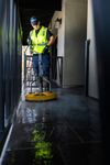 Schoonmaakwerkzaamheden op bouwlocatie door professioneel schoonmaakbedrijf