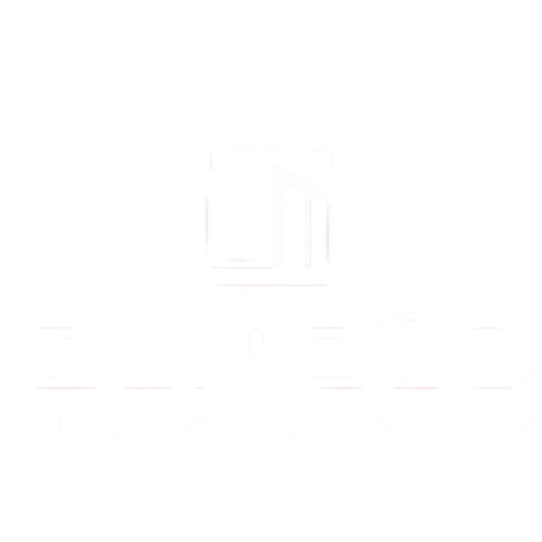 Logo branca contendo as letras estilizadas 