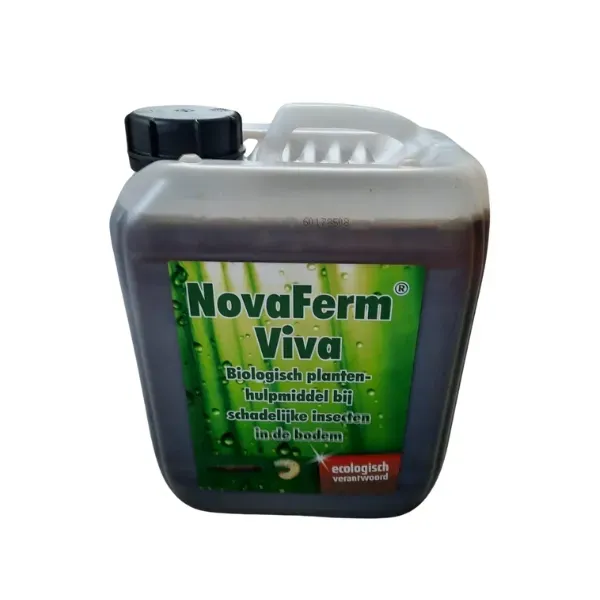 Bruin-witte kan van Novaferm Viva, een biologisch hulpmiddel voor planten, tegen een witte achtergrond.