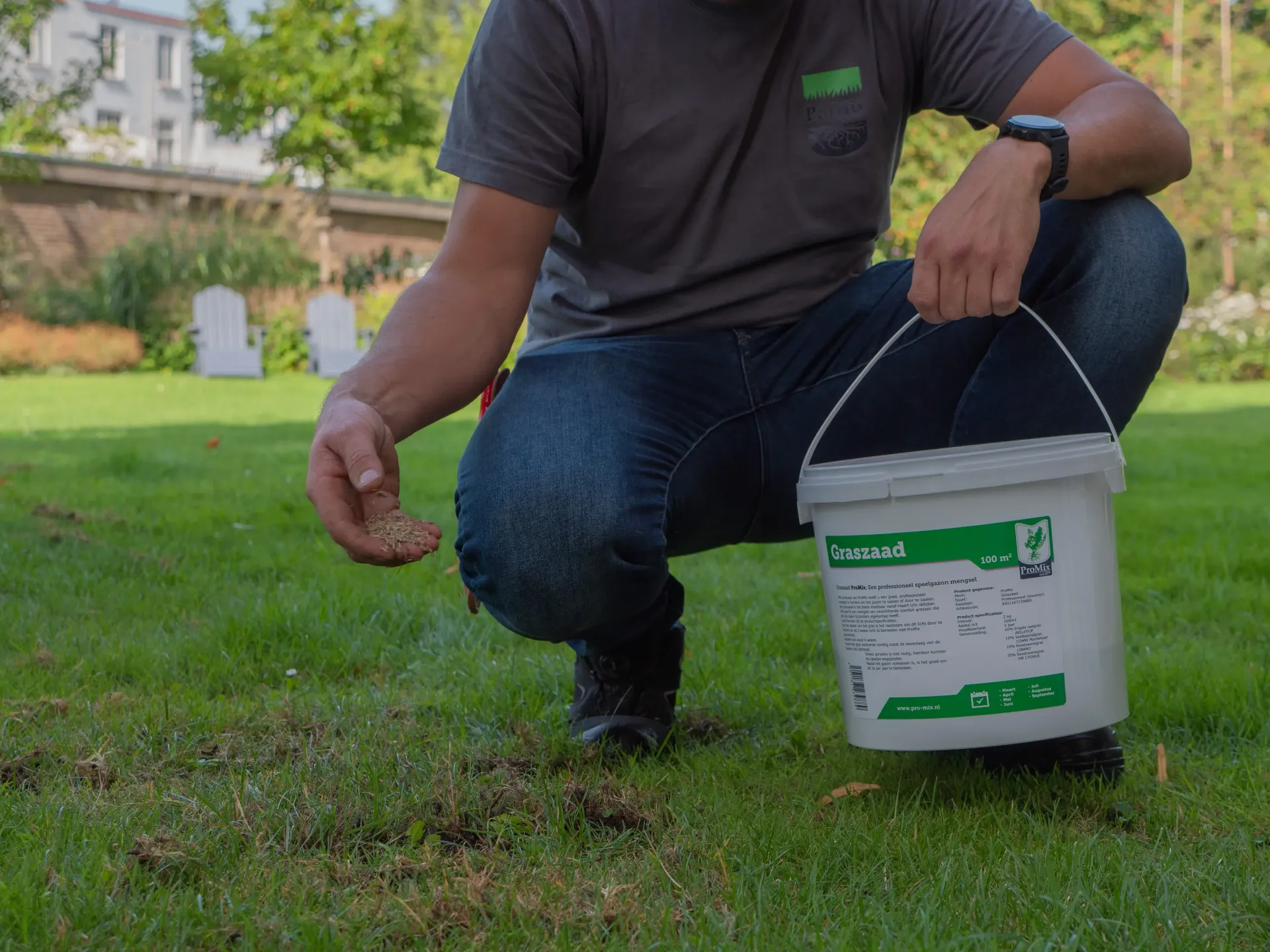 Witte emmer met graszaad, label 
