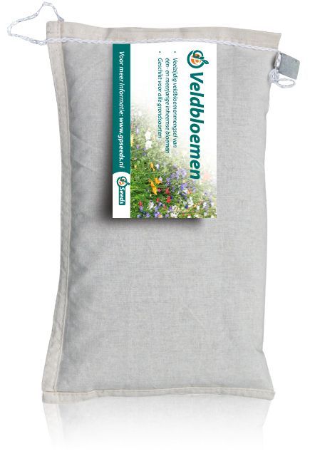 Lichtgrijze zak met wilde bloemzaden en een etiket in het Nederlands.