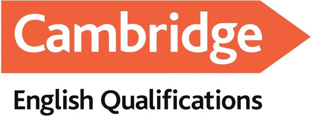 Logo delle qualifiche Cambridge English su un nastro arancione con testo nero