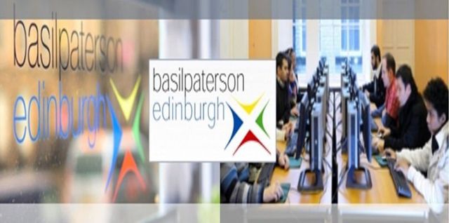 Il logo di Basilaterson Edinburgh accanto a studenti che utilizzano computer in un'aula di formazione.