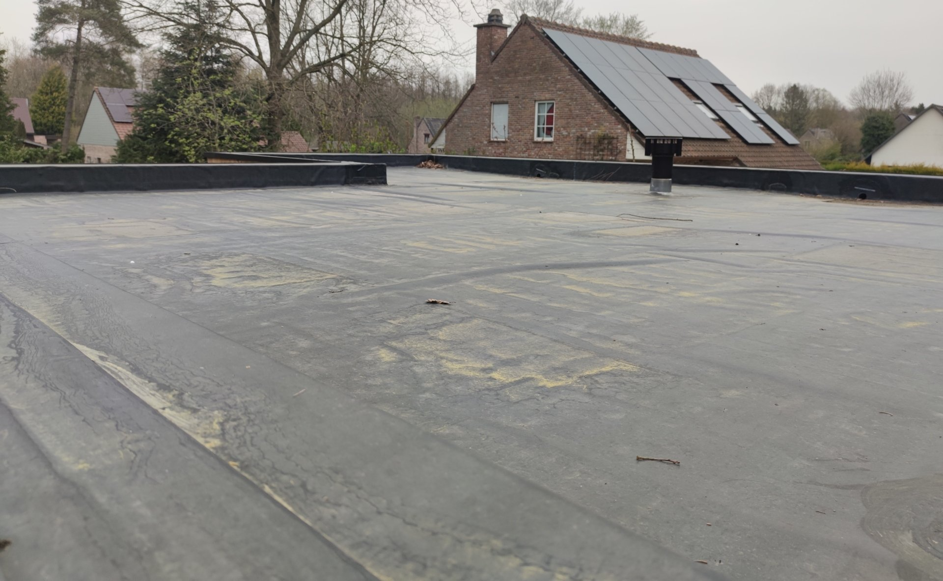 EPDM was reeds door de dakdekker voozien.