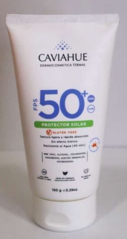 Tubo de protector solar Caviahue SPF 50+ con envase blanco y detalles verdes sobre fondo claro.