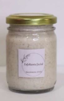 Tarro de exfoliante facial blanco con tapa dorada y etiqueta frontal.