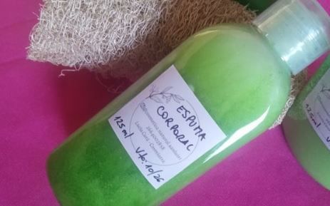 Botella verde con la etiqueta 