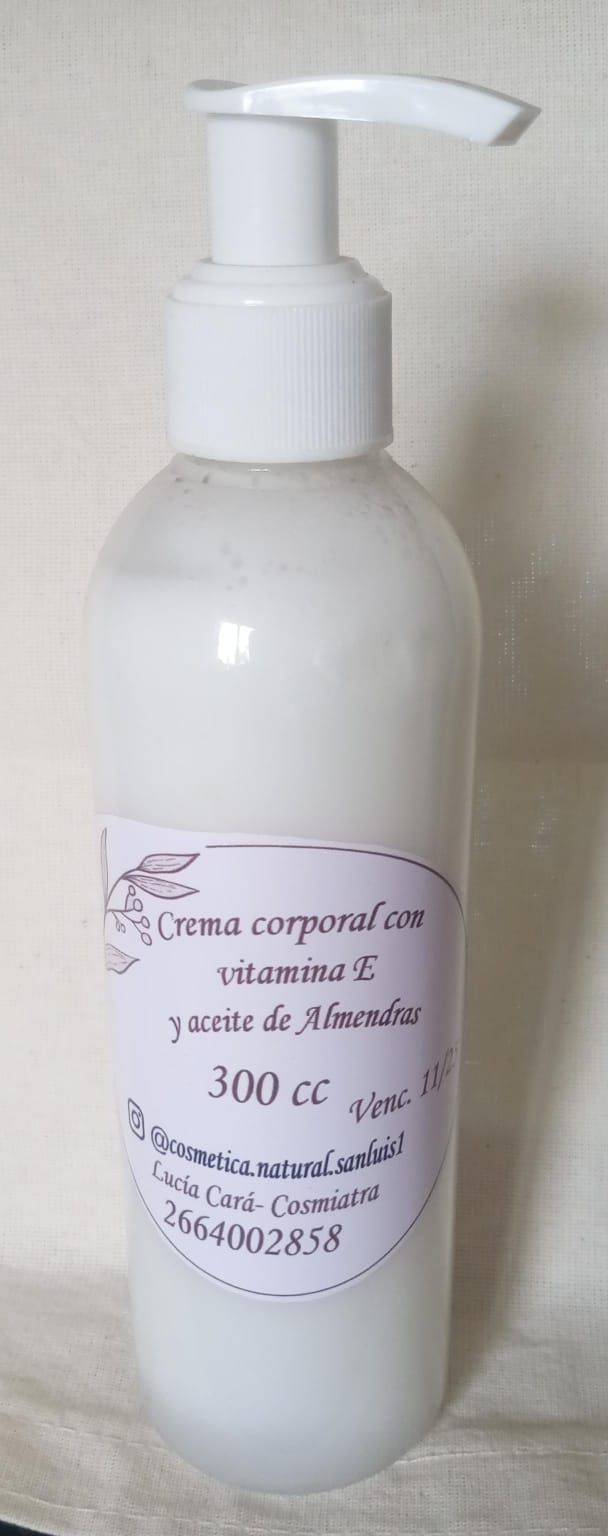 Botella blanca con dosificador y etiqueta manuscrita sobre fondo liso.
