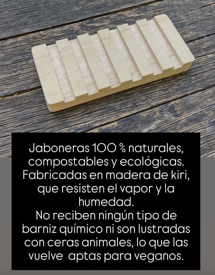 Jabonera de madera natural color beige sobre una superficie de madera gris envejecida, con texto en español debajo.