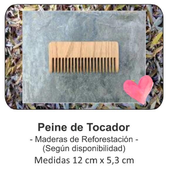 Peine de madera con dientes finos sobre fondo gris, con un corazón rosa y texto de producto en español