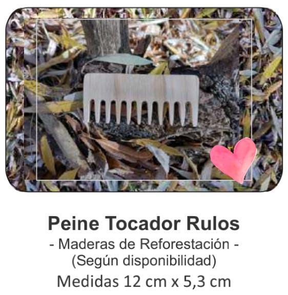 Peine tocador rulos de madera color beige entre hojas secas, con un ícono de corazón rosa