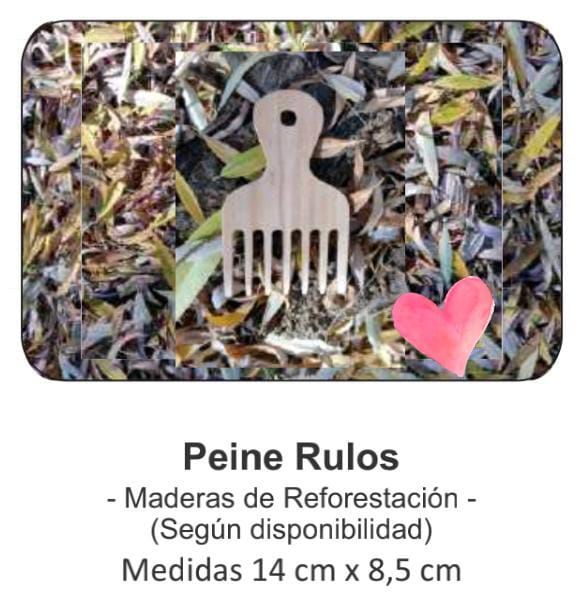 Peine Rulos de madera entre hojas secas, con un corazón rosa y texto de medidas debajo
