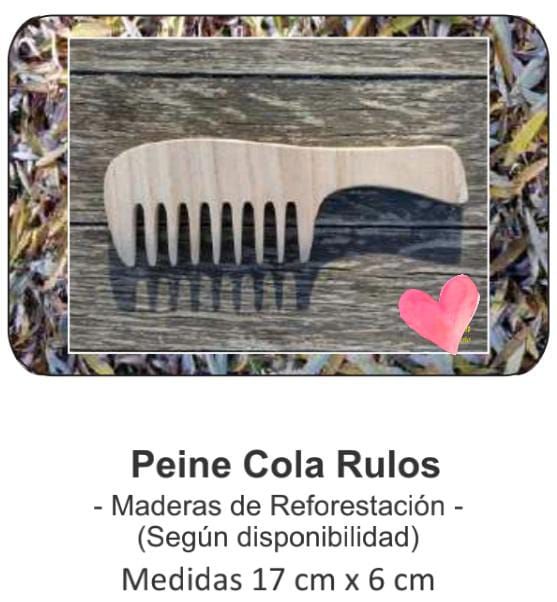 Peine tocador rulos de madera color beige entre hojas secas, con un ícono de corazón rosa
