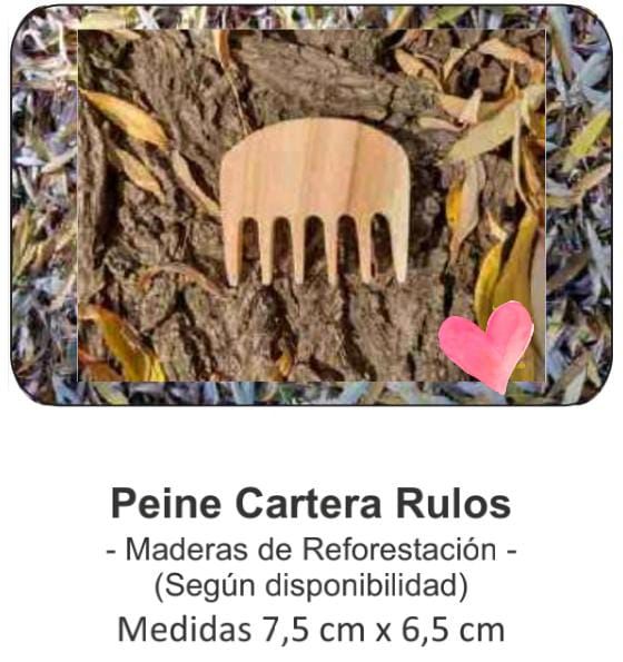 Peine Rulos de madera entre hojas secas, con un corazón rosa y texto de medidas debajo