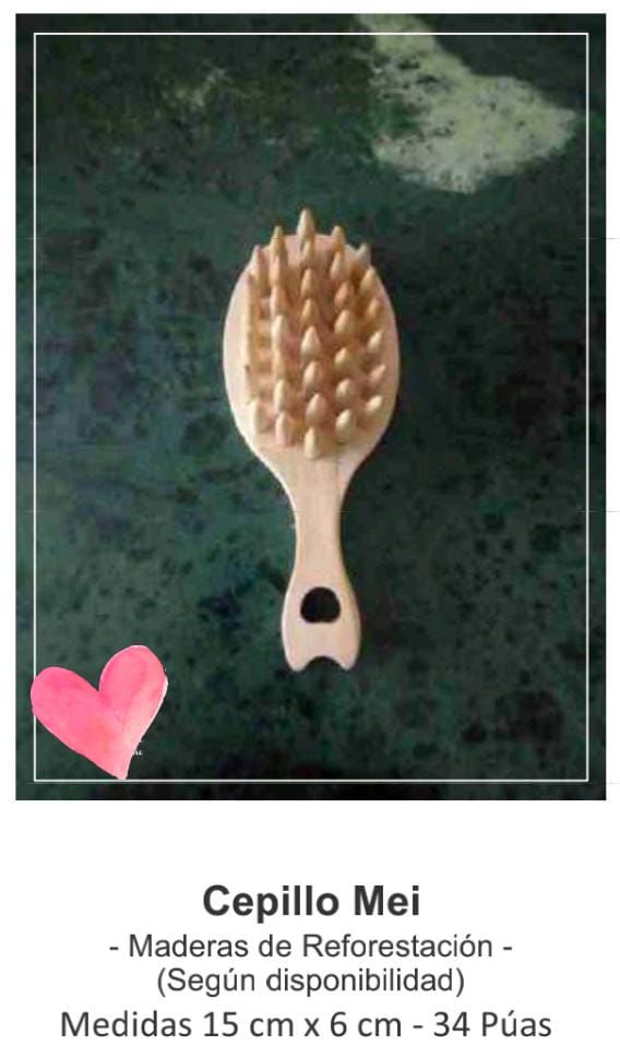 Cepillo de dientes de madera con cerdas color canela sobre una superficie verde oscuro, con un corazón rosa en la esquina.
