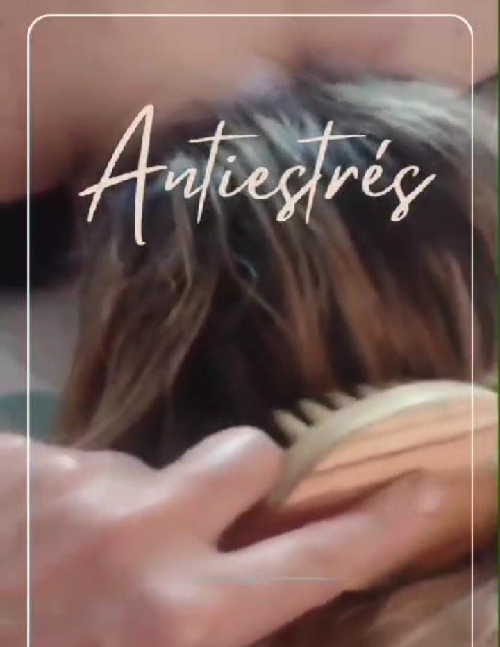 Una mano masajea la cabeza de una persona con la palabra “Antiestrés” superpuesta.