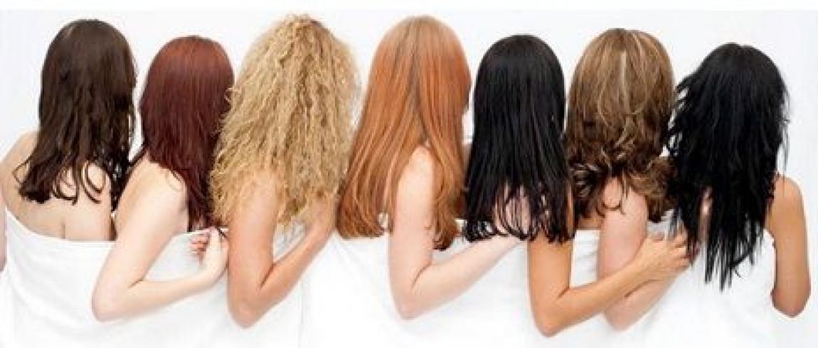 Vista trasera de seis mujeres con diferentes peinados: castaño, rubio, rojo y negro, vestidas con vestidos blancos.