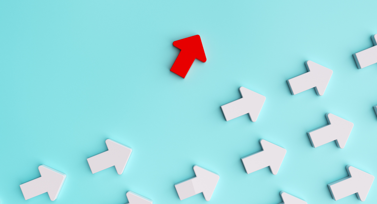 Red arrow pointing up, surrounded by white arrows pointing to the side, against a blue background.