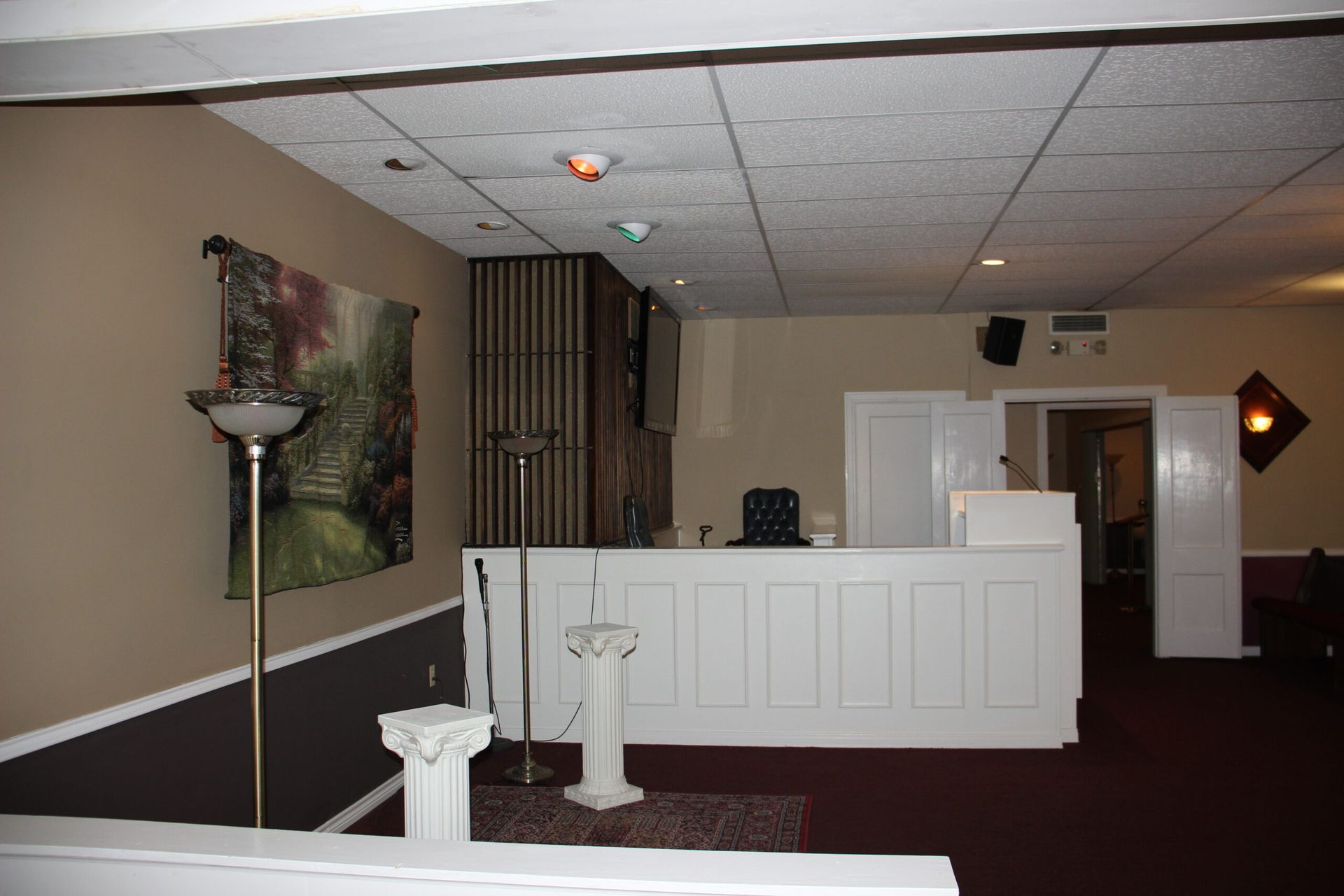 An empty room with a podium in the middle of it