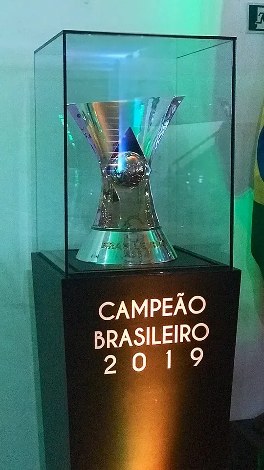 A trophy in a glass case that says campeao brasileiro 2019