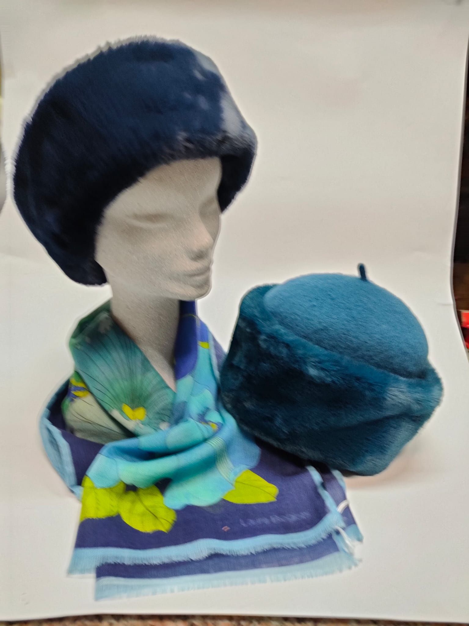manichino con cappello donna