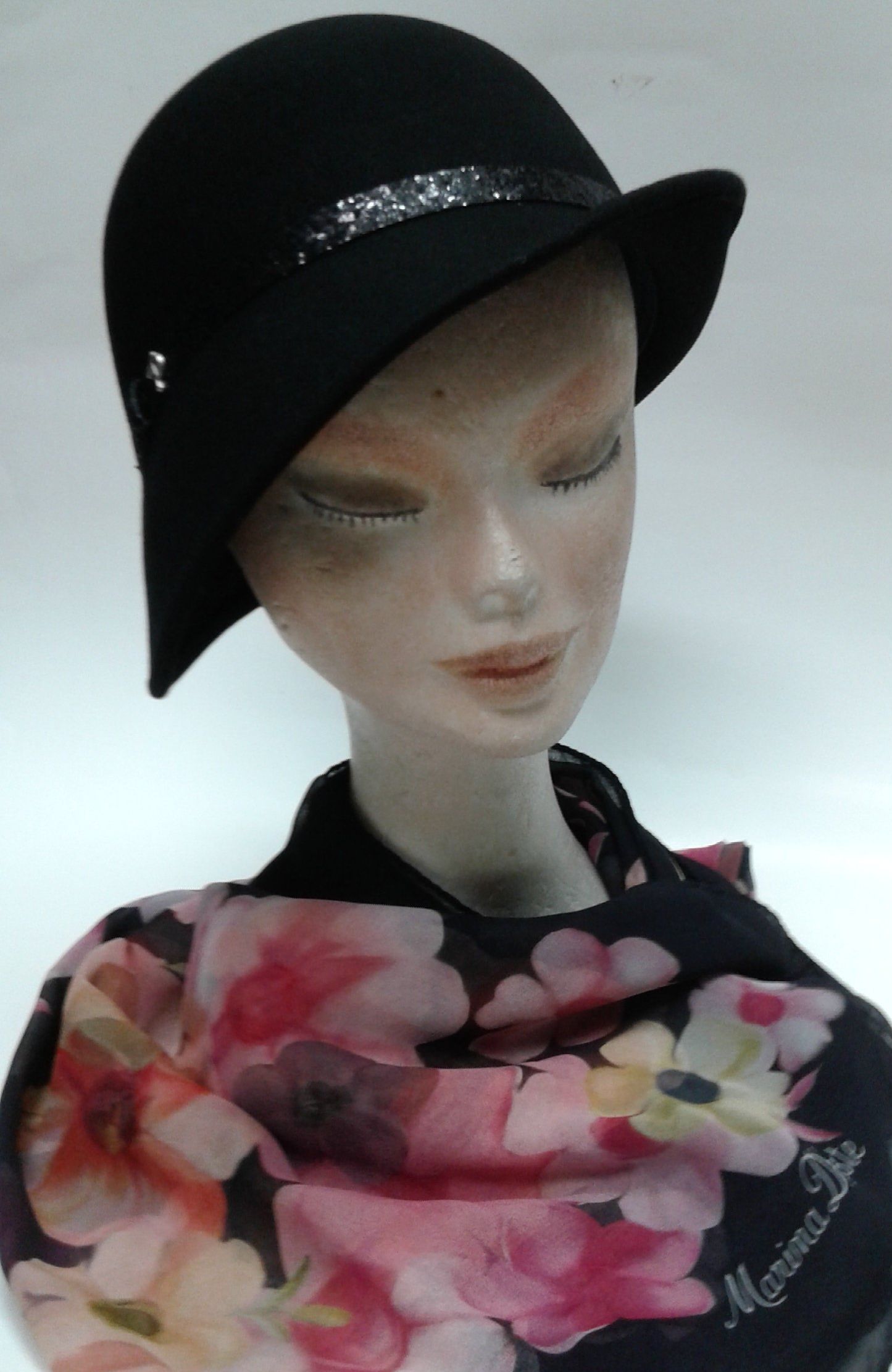 manichino con cappello donna