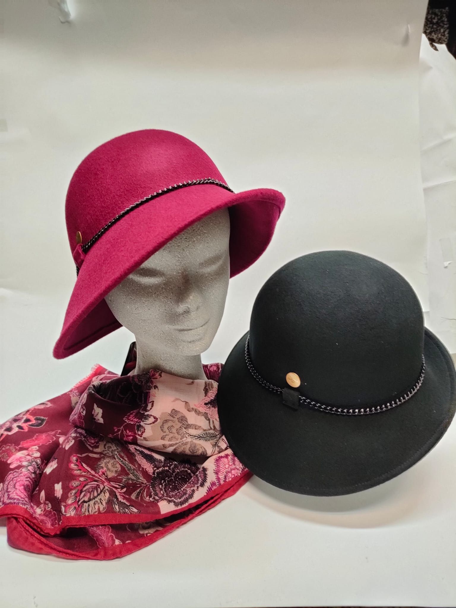 manichino con cappello donna