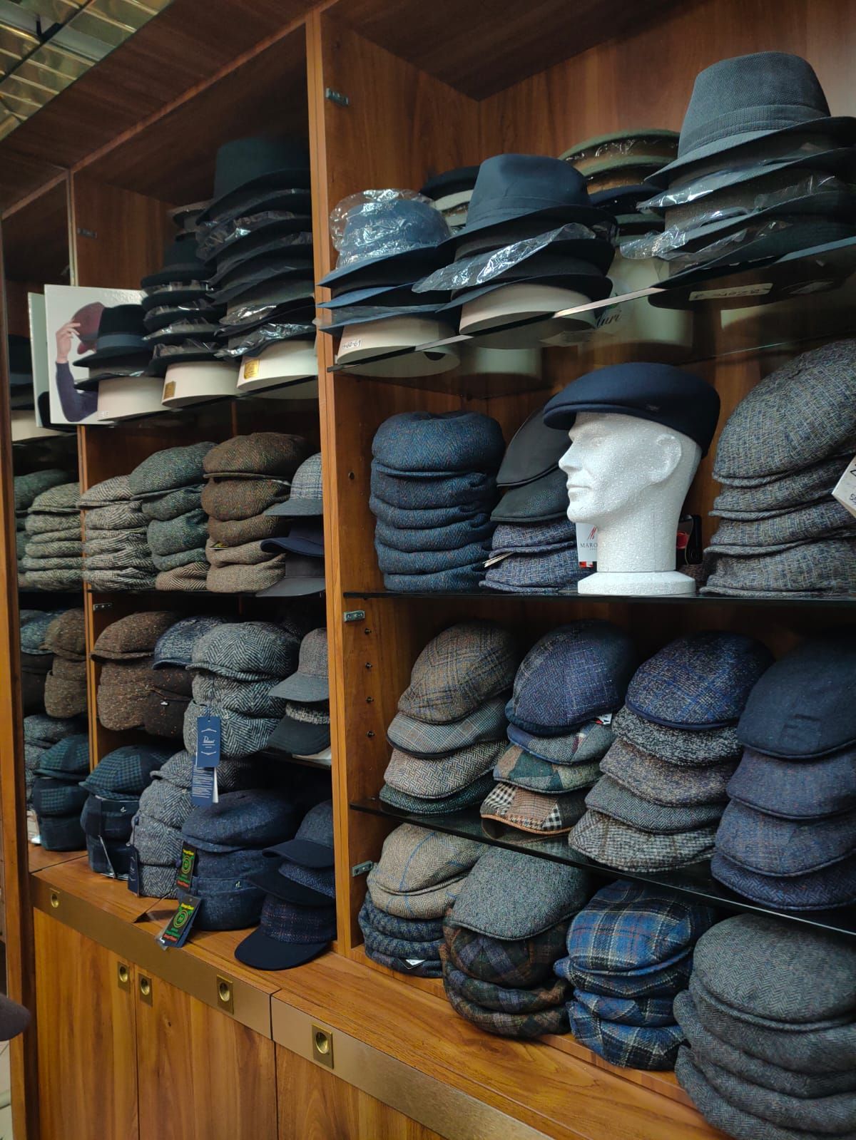 assortimento di cappelli da uomo