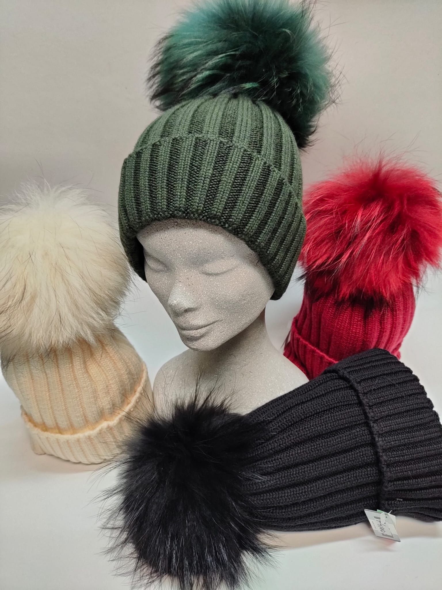 manichino con cappello donna