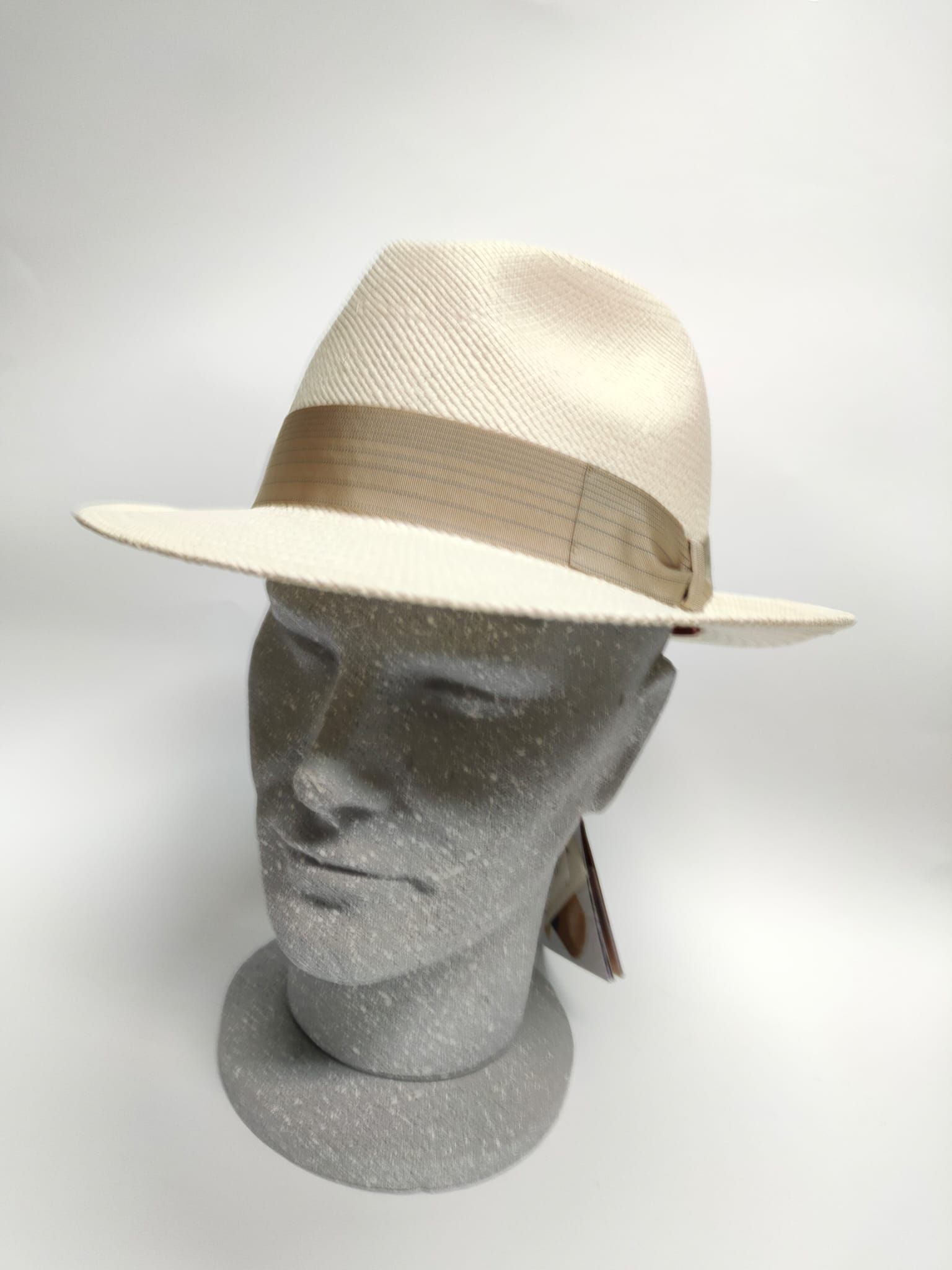 manichino con cappello da uomo
