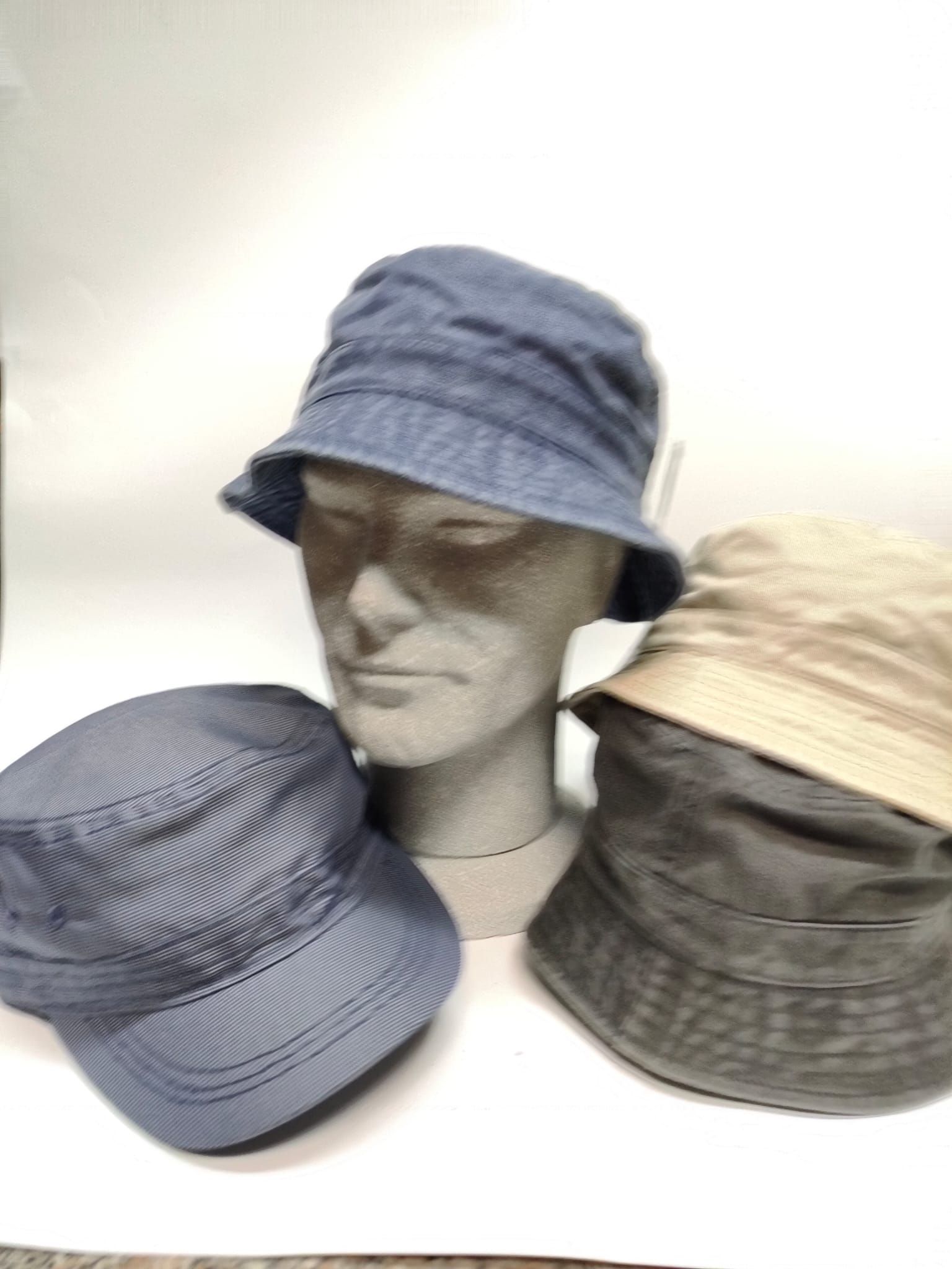 manichino con cappello da uomo