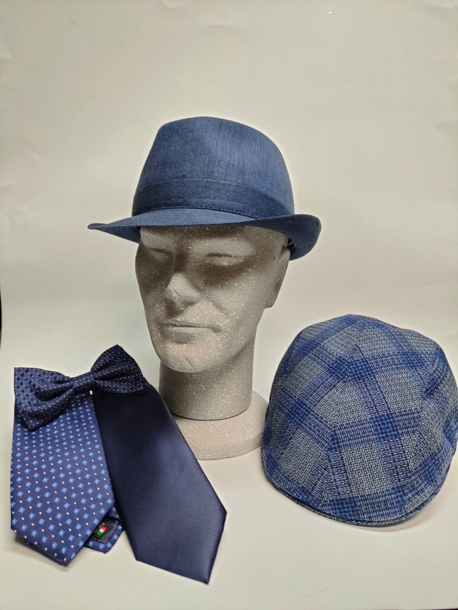 manichino con cappello da uomo