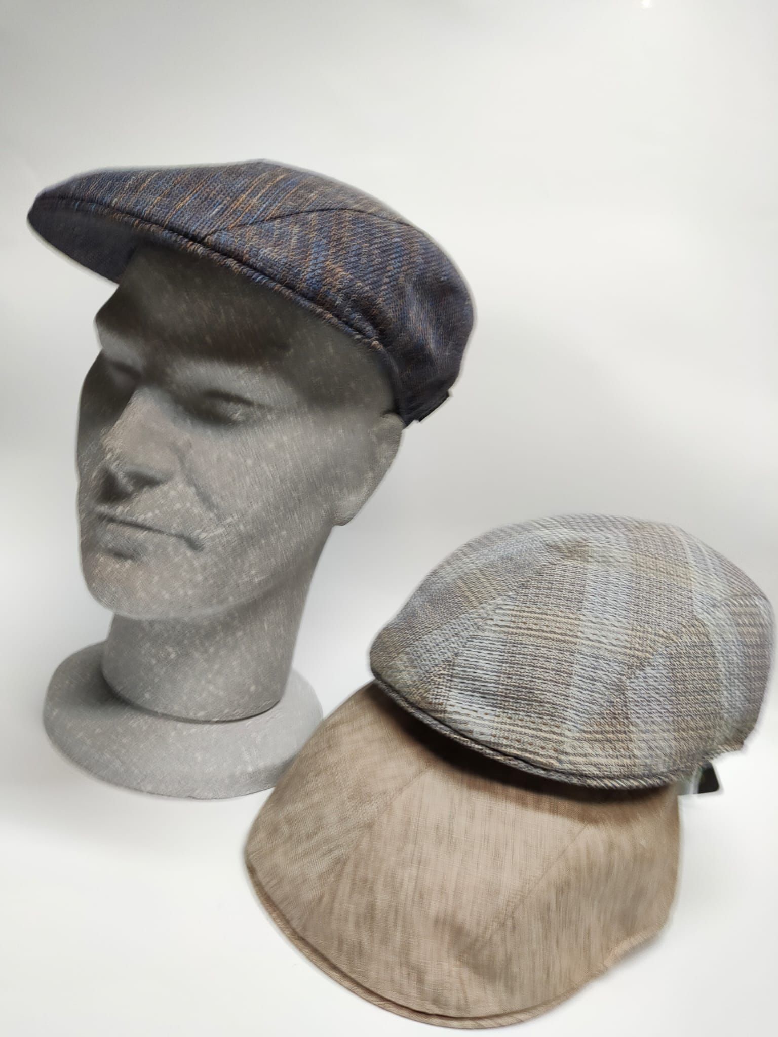 manichino con cappello da uomo