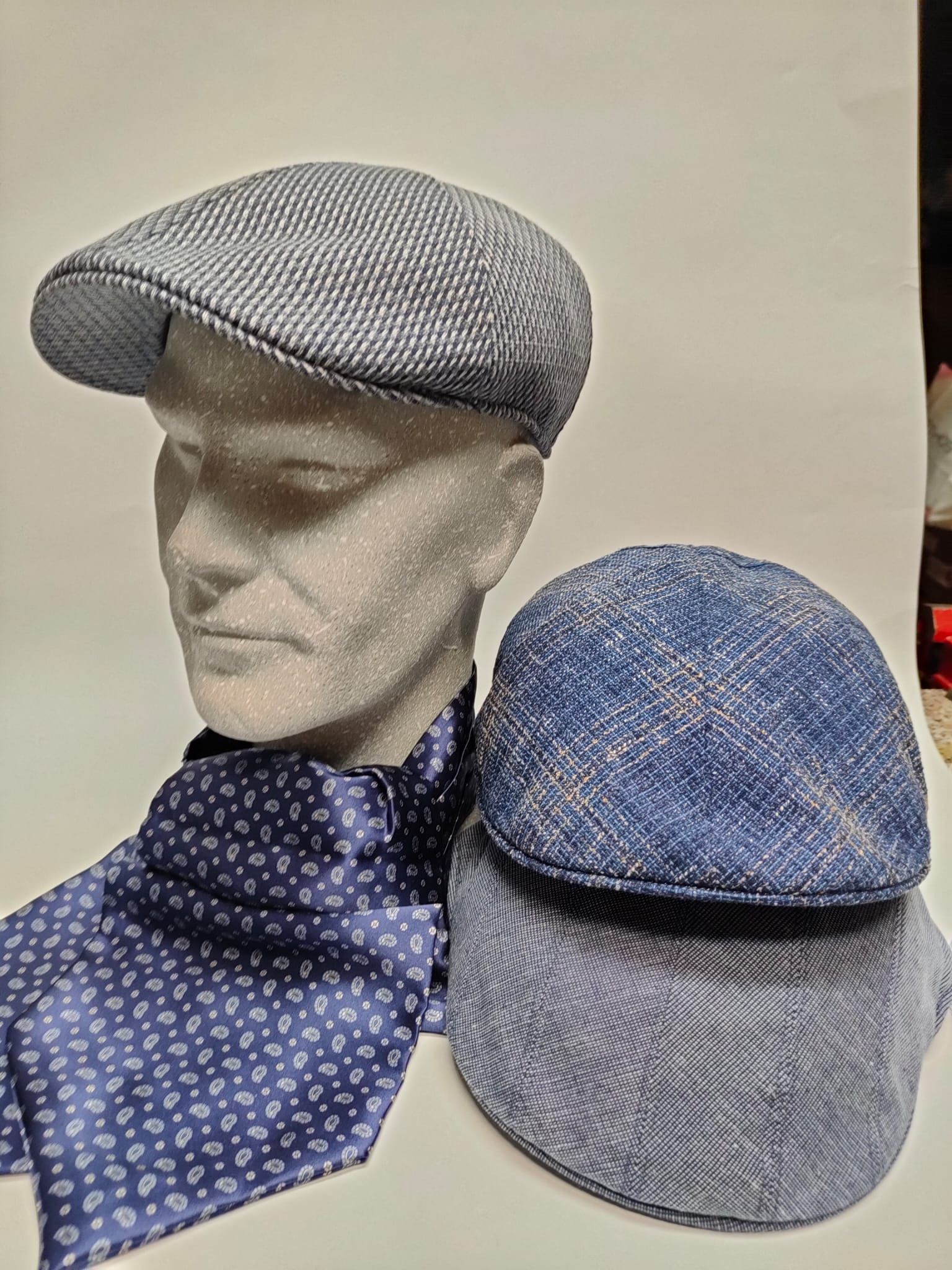 manichino con cappello da uomo