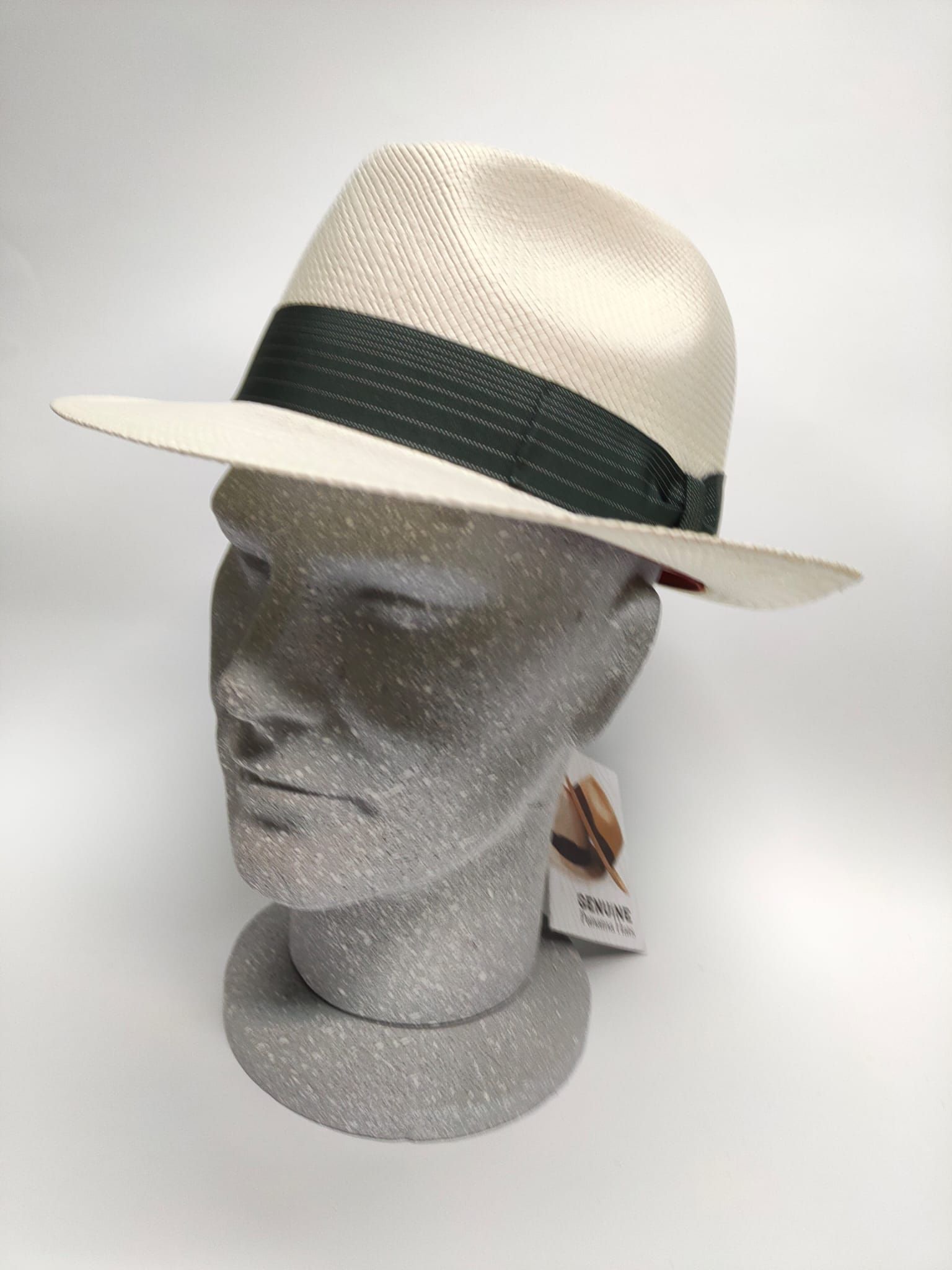 manichino con cappello da uomo