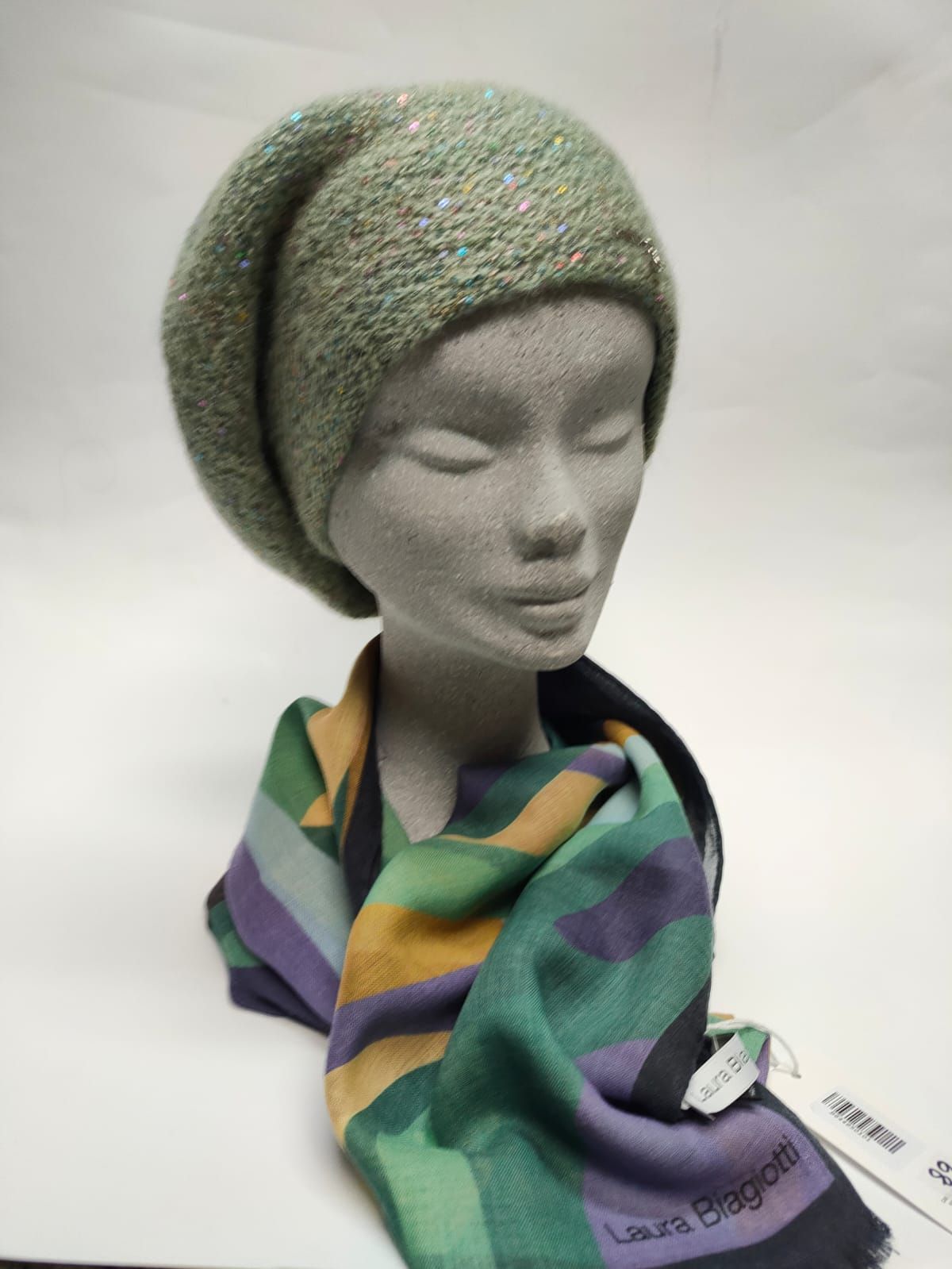 manichino con cappello donna verde