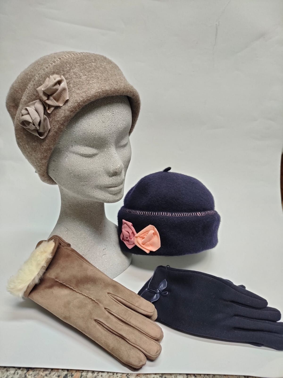 manichino con cappello donna
